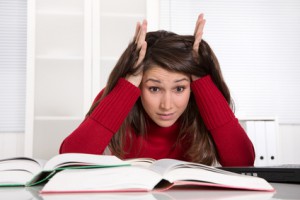 Studentin beim Lernen - wütend und frustriert - junge Frau